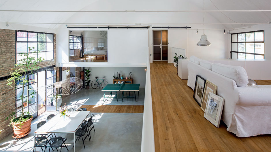 Oficina mecânica vira casa de arquitetos na Itália