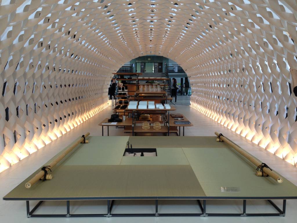 Instalação do arquiteto Kengo Kuma traz cozinha que se adapta aos estilos de vida