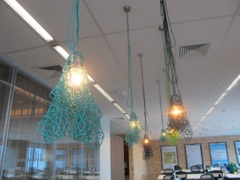 Luminária Shunuã, feita pelo designer Marcelo Rosenbaum em parceria com a comunidade indígena de Yawanawá, no Acre. Luminária Shunuã, feita pelo designer Marcelo Rosenbaum em parceria com a comunidade indígena de Yawanawá, no Acre.