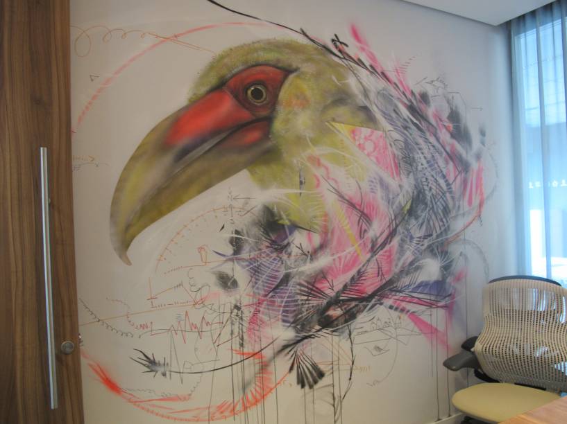 Pintura de um pássaro, símbolo da empresa, em uma das salas de reunião. A obra lembra os grafites espalhados pelas ruas de São Paulo. Pintura de um pássaro, símbolo da empresa, em uma das salas de reunião. A obra lembra os grafites espalhados pelas ruas de São Paulo.