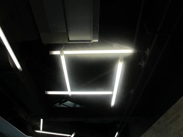 Lâmpadas da sala de jogos formam uma hashtag. Lâmpadas da sala de jogos formam uma hashtag.