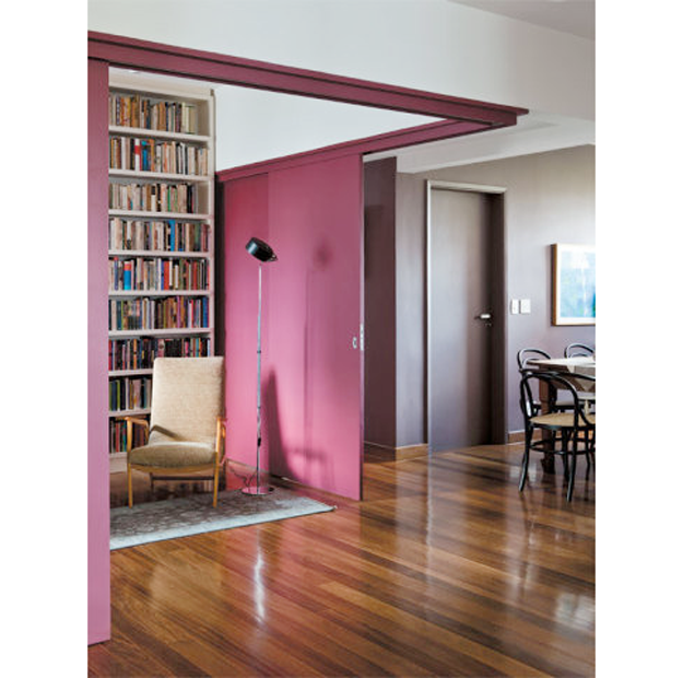 inspiracao-do-dia-sala-de-cores-fortes-integrada-com-portas-de-correr