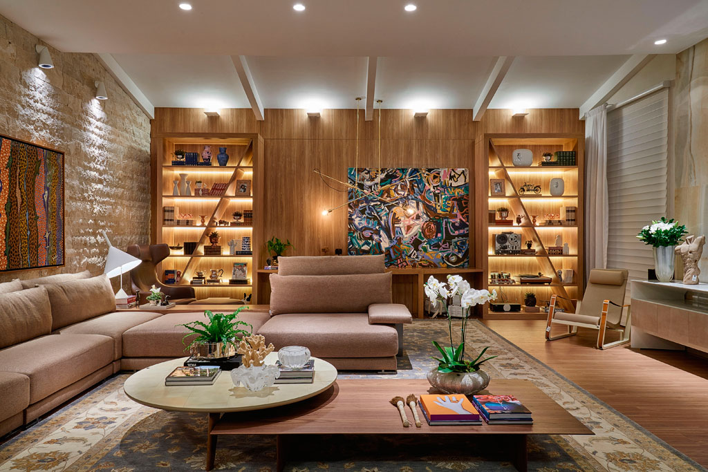 inspiracao-do-dia-studio-com-sofa-em-l-e-estantes-iluminadas