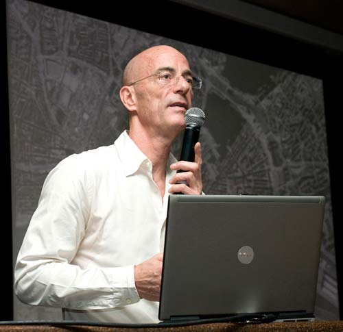 Na FAU/USP, Herzog argumenta contra os aluno que o criticaram por ter sido es...