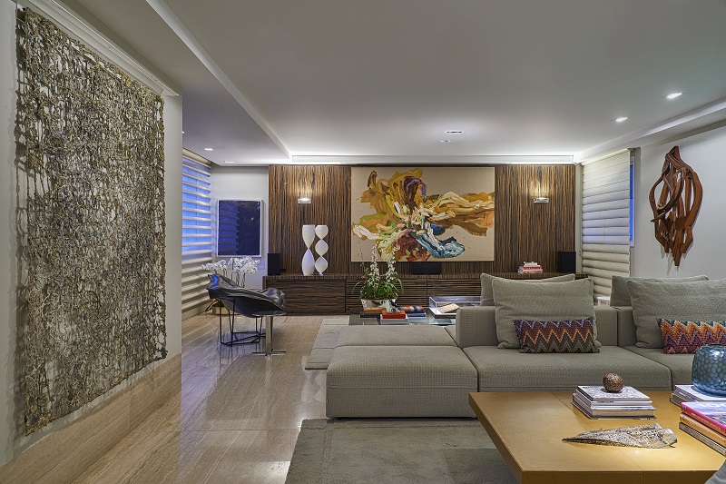 Obras de arte imprimem luxo à área social de apartamento