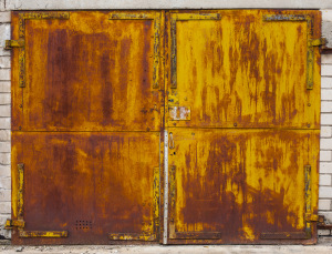 Portas de garagens abandonadas na Lituânia ganham ensaio fotográfico