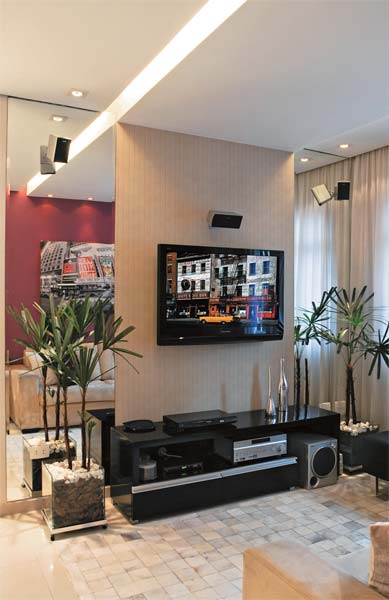 Reforma de 45 dias altera cozinha e sala de apartamento em Santos (SP)