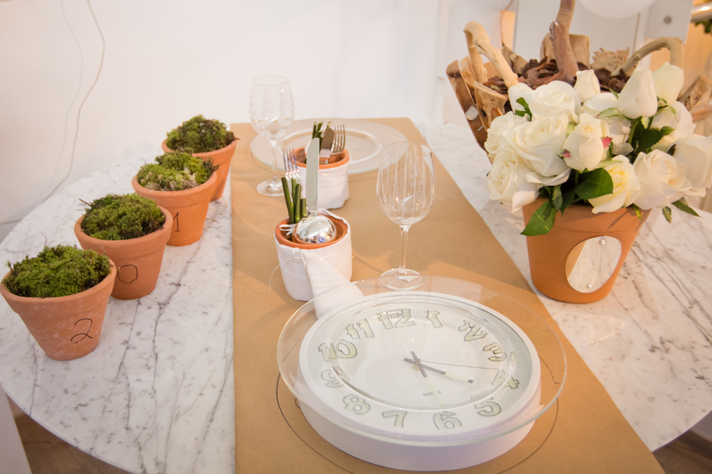 Mesa de Réveillon com papel craft e relógio de parede