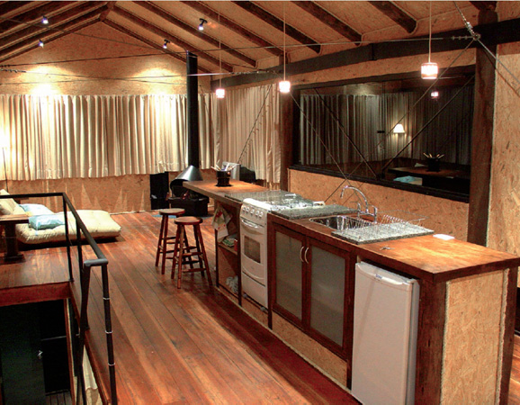 Acolhedora, a ilumina&ccedil;&atilde;o usa l&acirc;mpadas dicr&oacute;icas, instaladas em spots e pe...