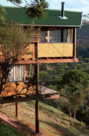 Repare que o piso superior, a 10 m de altura do ch&atilde;o, se projeta em balan&ccedil;o...