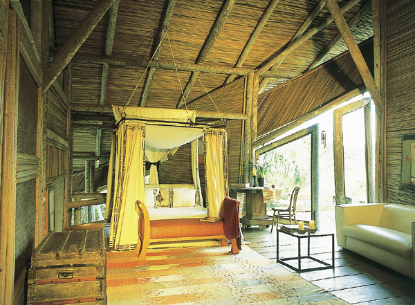 Na su&iacute;te, o dossel fica pendurado no madeiramento da cobertura por cabos de ...