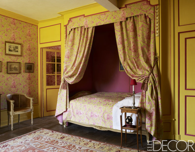 quarto-amarelo-com-contornos-em-vinho-Eric-Piasecki