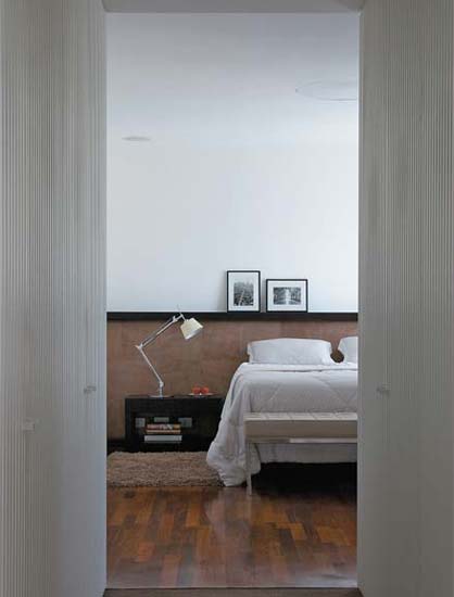 Este quarto, num apartamento de 350 m&sup2; em Curitiba, passou por uma reforma para se adequar a um casal de jovens propriet&aacute;rios. A cabeceira da cama &eacute; de couro natural e aparece em harmonia com o piso de ip&ecirc;, fornecido pela Formighieri Madeiras.