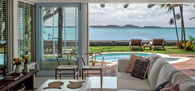 Reforma deixa casa na praia mais arejada e clara