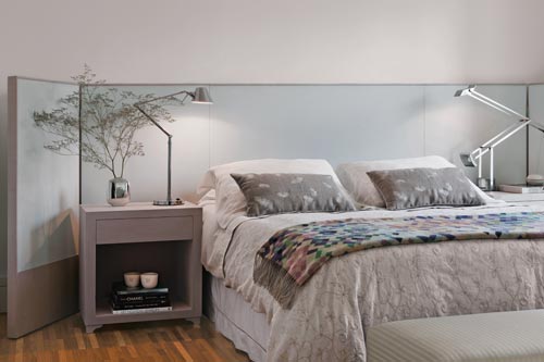 A arquiteta Adriana Da Riva queria conferir ao seu quarto um toque original e uma atmosfera tranquila. “Decidi projetar o biombo no lugar da cabeceira e escolhi cores claras”, explica ela. A estrutura, executada pela Marcenaria A Inglesa, foi revestida de laminado de madeira com tratamento especial para ficar com um fundo de tom acinzentado. Sobre ele, aplicou-se pintura azulpálido (Coral, ref. 50BG74/130*). O painel central mede 3,10 m de comprimento x 1,26 m de altura, enquanto as abas articuláveis têm 60 cm. Almofadas, manta da Missoni e luminária com cúpula da Conceito Firma Casa, porta-travesseiros da Lady Decorações.