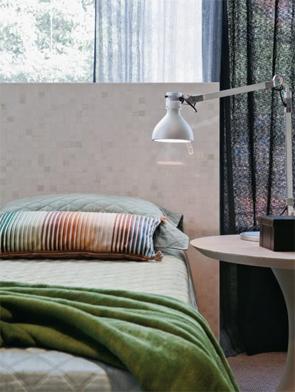 Na proposta contempor&acirc;nea idealizada para o quarto de casal, predominam as linhas limpas e as cores marcantes. Para criar um impacto visual, a cama foi emoldurada em cabeceira estruturada de madeira e revestida de pastilhas de osso polido e acabamento de resina (modelo Tendenza inclinado, 1,85 x 1,20 m de altura. Pre&ccedil;o: 10 563 reais) do Emp&oacute;rio Beraldin. De l&aacute; tamb&eacute;m s&atilde;o as almofadas listradas da Missoni e a mesa lateral Cassino. A colcha, o porta-travesseiro e a manta s&atilde;o da Trousseau, e a lumin&aacute;ria &Aacute;tila, da On Light.