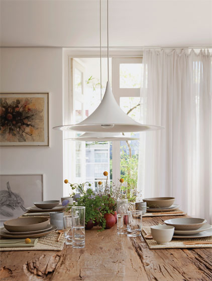 Mesa r&uacute;stica de madeira de demoli&ccedil;&atilde;o (Cecilia Dale), copos de vidro da Nad...