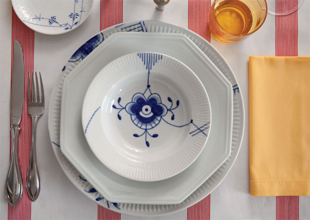 Toalha listrada da Again, pratos de porcelana Mega Royal Copenhagen pintados ...