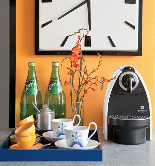 As x&iacute;caras de porcelana amarela e preta dos moradores combinam com as azuis ...