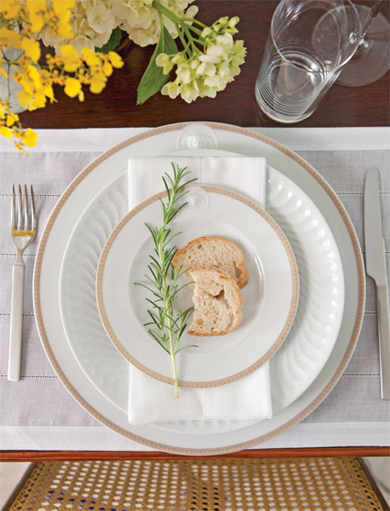 Pratos de porcelana da Versace com frisos dourados (Grifes & Design), prato d...