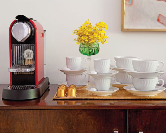 As x&iacute;caras da Vista Alegre sobre jogo americano de courino dourado (&Iacute;cone C...