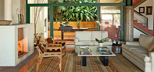 Sobrado com estrutura de aço e linhas atemporais