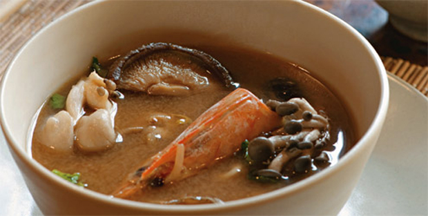 Sopa oriental com cogumelos e frutos do mar
