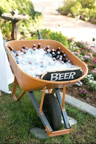 Não tem um cooler para manter as bebidas geladas? Improvise!