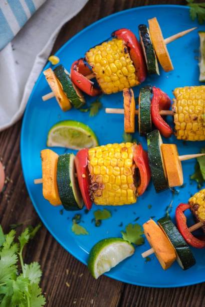 Não deixe seus amigos vegetarianos fora da festa! Faça espetinhos com legumes para quem não come carne.