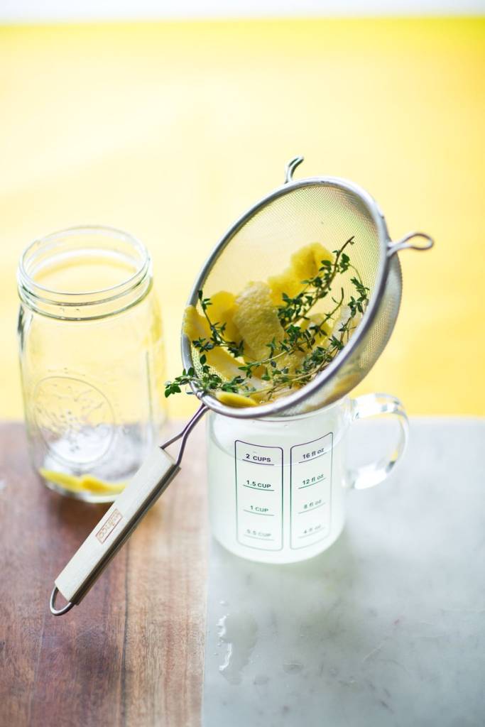 infusa-limao-vinagre-coar Coe a infusão de limão e vinagre