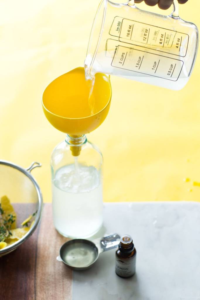 Infusao-vinagre-limao Coloque a infusão de vinagre e limão em um recipiente