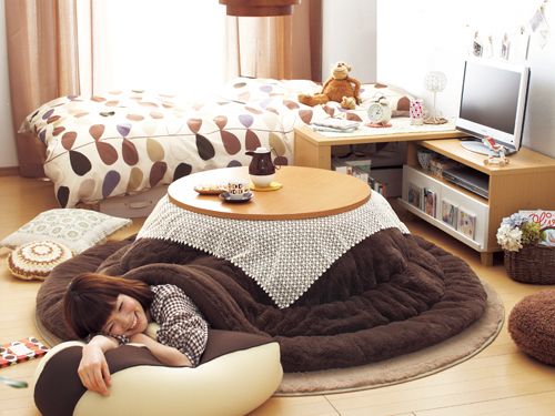 Kotatsu é uma mistura japonesa de mesa com cobertor e aquecedor