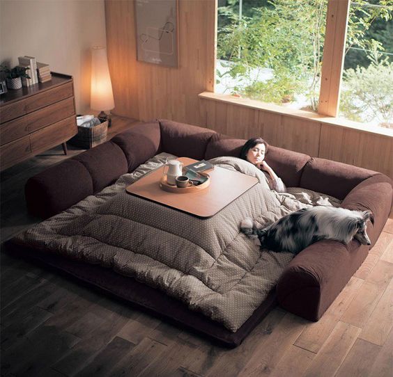 Kotatsu é uma mistura japonesa de mesa com cobertor e aquecedor
