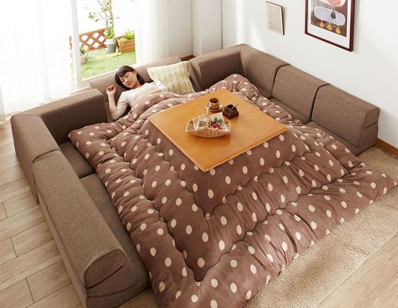 Kotatsu é uma mistura japonesa de mesa com cobertor e aquecedor