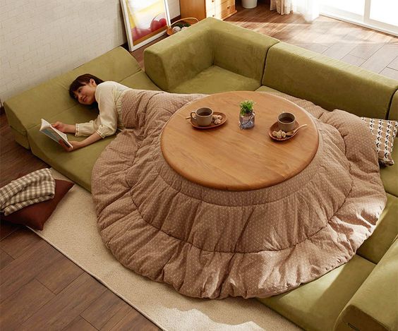 Kotatsu &eacute; uma mistura japonesa de mesa com cobertor e aquecedor