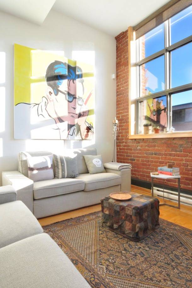 Sala com um quadro grande na parede