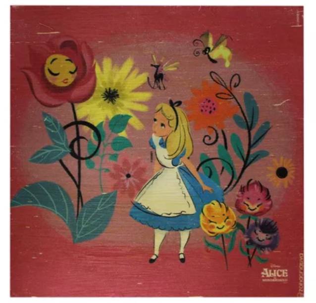 A placa decorativa Alice floral custa R$ 29,90 na Zona Criativa.