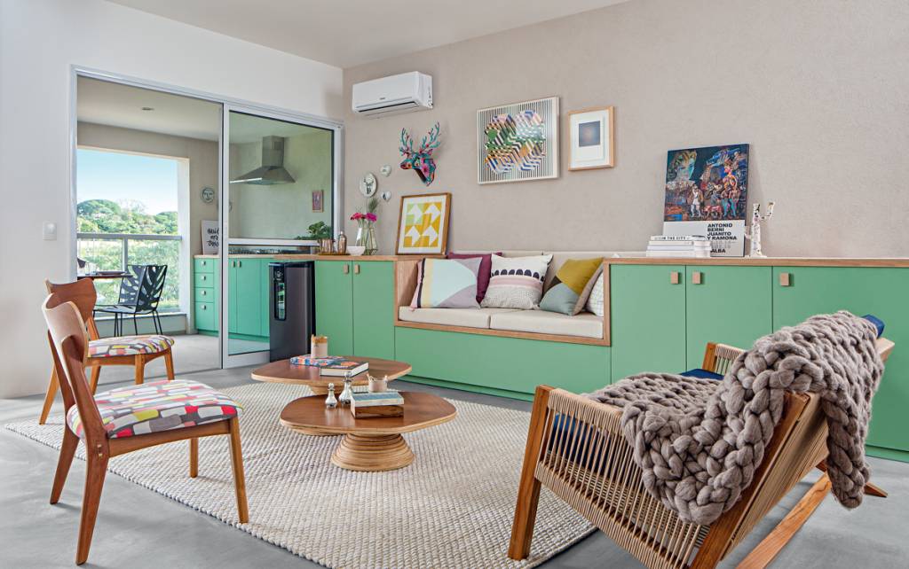 Truque de marcenaria integra sala e varanda gourmet