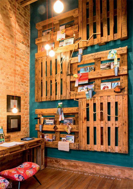 Os paletes tamb&eacute;m podem ser usados como item decorativo dentro de casa.