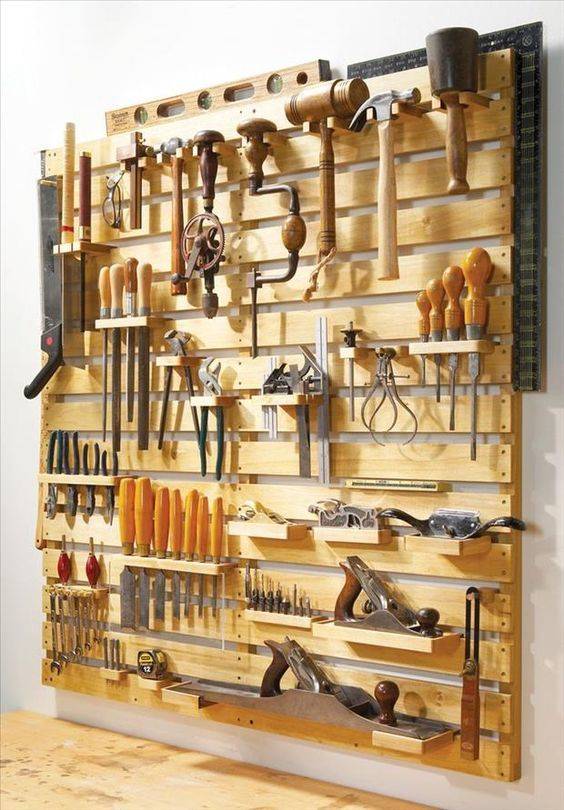 Use o alambrado como um painel para pendurar ferramentas ou coisa do tipo.