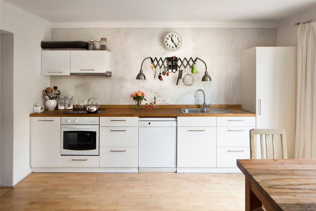 cozinha com décor neutro e piso de madeira cozinha com décor neutro e piso de madeira