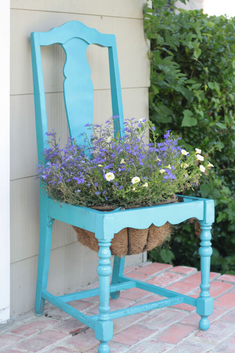 Com uma cadeira de madeira. Aprenda o passo a passo (em inglês) <a href="https://sewcaroline.com/2012/06/diy-chair-planter.html">aqui</a>. Com uma cadeira de madeira. Aprenda o passo a passo (em inglês) <a href="https://sewcaroline.com/2012/06/diy-chair-planter.html">aqui</a>.