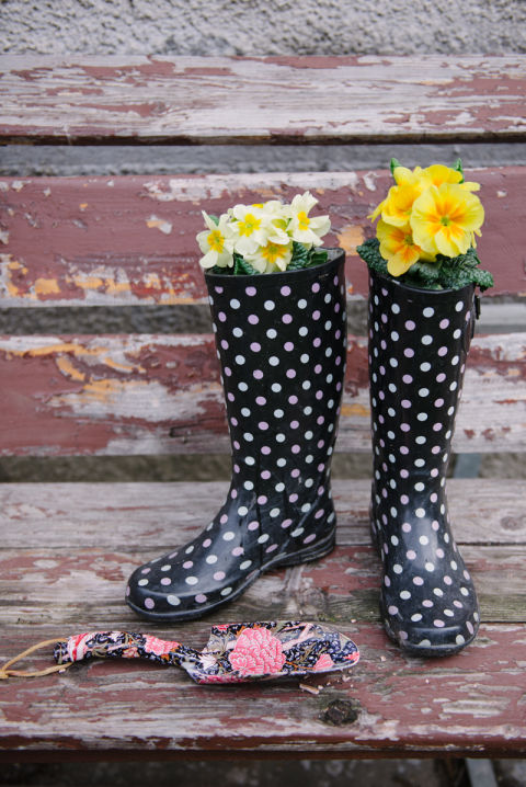 Com galochas. Aprenda o passo a passo (em inglês) <a href="https://kittenhood.ro/diy-plants-in-boots/">aqui</a>. Com galochas. Aprenda o passo a passo (em inglês) <a href="https://kittenhood.ro/diy-plants-in-boots/">aqui</a>.