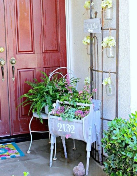 Com um mobiliário de madeira antigo. Aprenda o passo a passo (em inglês) <a href="https://www.onemoretimeevents.com/sewing-cabinet-turned-address-planter/">aqui</a>. Com um mobiliário de madeira antigo. Aprenda o passo a passo (em inglês) <a href="https://www.onemoretimeevents.com/sewing-cabinet-turned-address-planter/">aqui</a>.