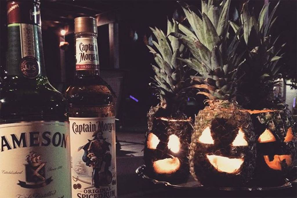 Halloween tropical: lanternas de abacaxi para um décor divertido