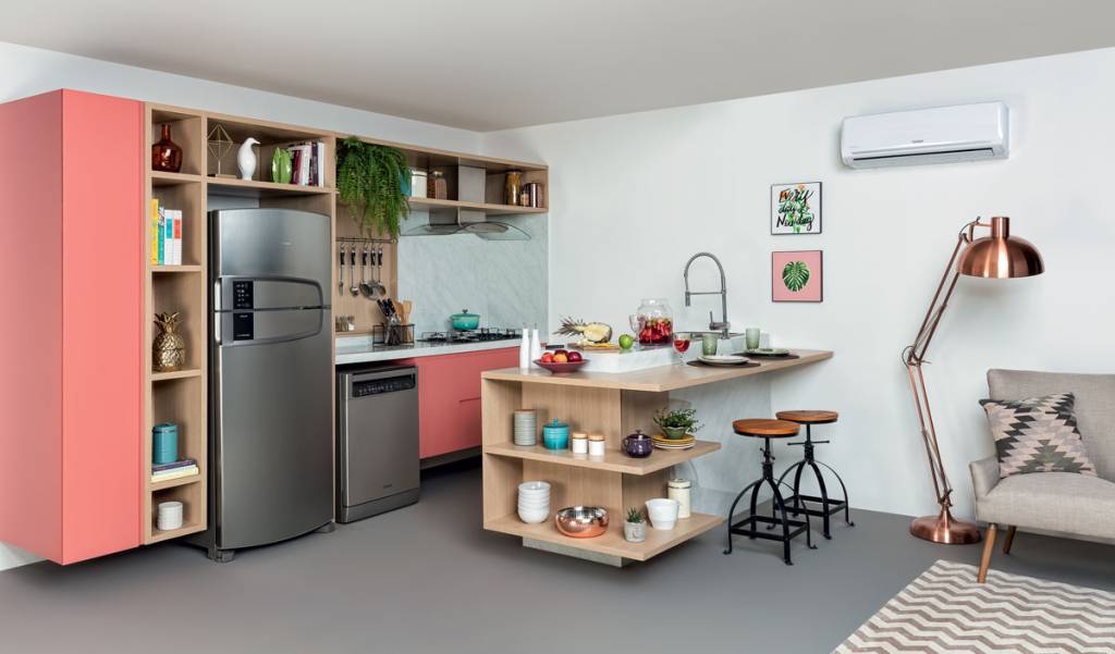 Cozinha rosada e cheia de estilo