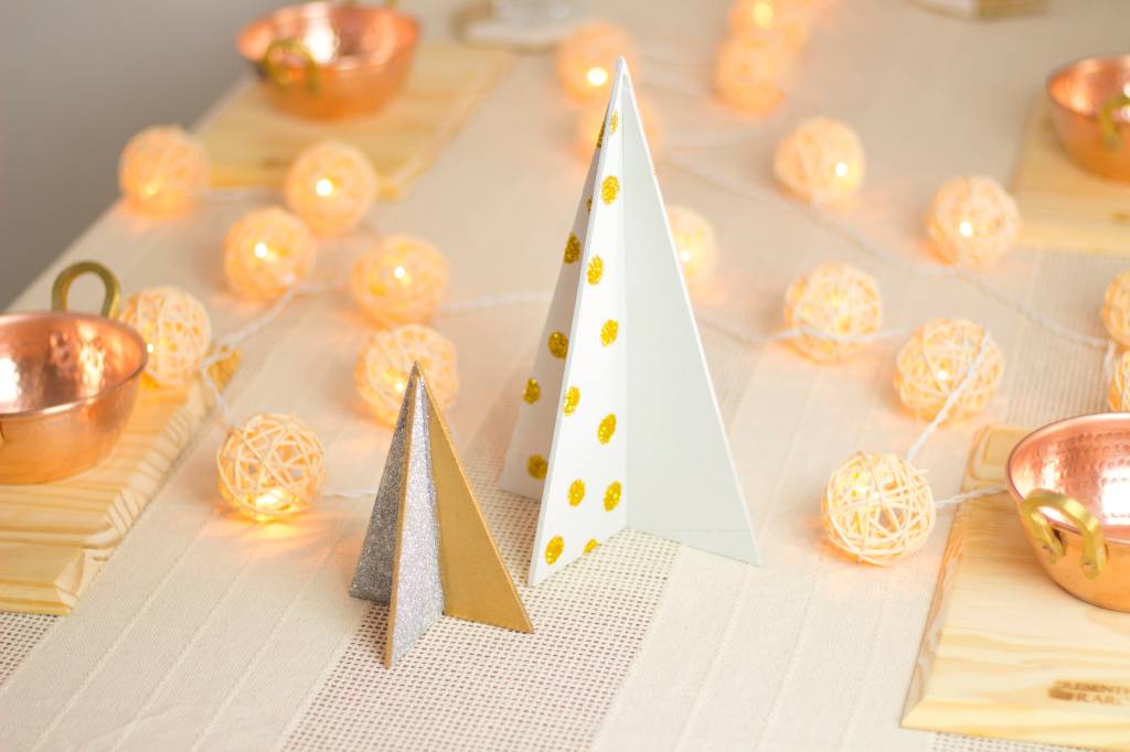 a-árvore de natal de madeira para decorar a mesa