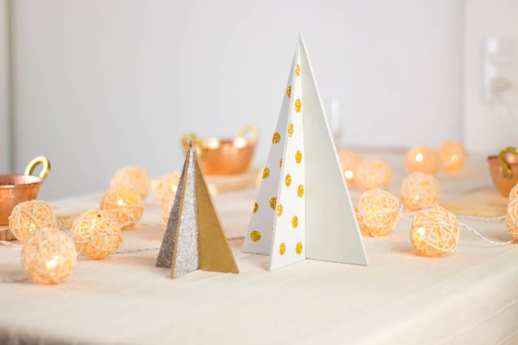 z-árvore de natal de madeira para decorar a mesa