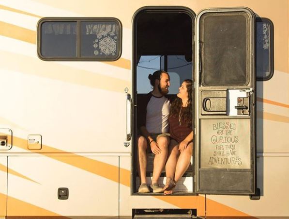 Casal mora em um trailer com 95 plantas e 5 pets