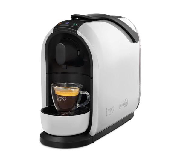 A cafeteira expresso Três Corações <a href="https://www.gotoshop.com.br/Eletroportateis/Cafeteiras/CafeteirasExpresso/cafeteira-expresso-tres-coracoes-mimo-15-bar-branca-9266555.html?utm_source=sites&utm_medium=matéria_CC&utm_campaign=produtos&utm_content=201805">Mimo</a> branca (110 v) custa R$ 319,90 na Loja CASA CLAUDIA.